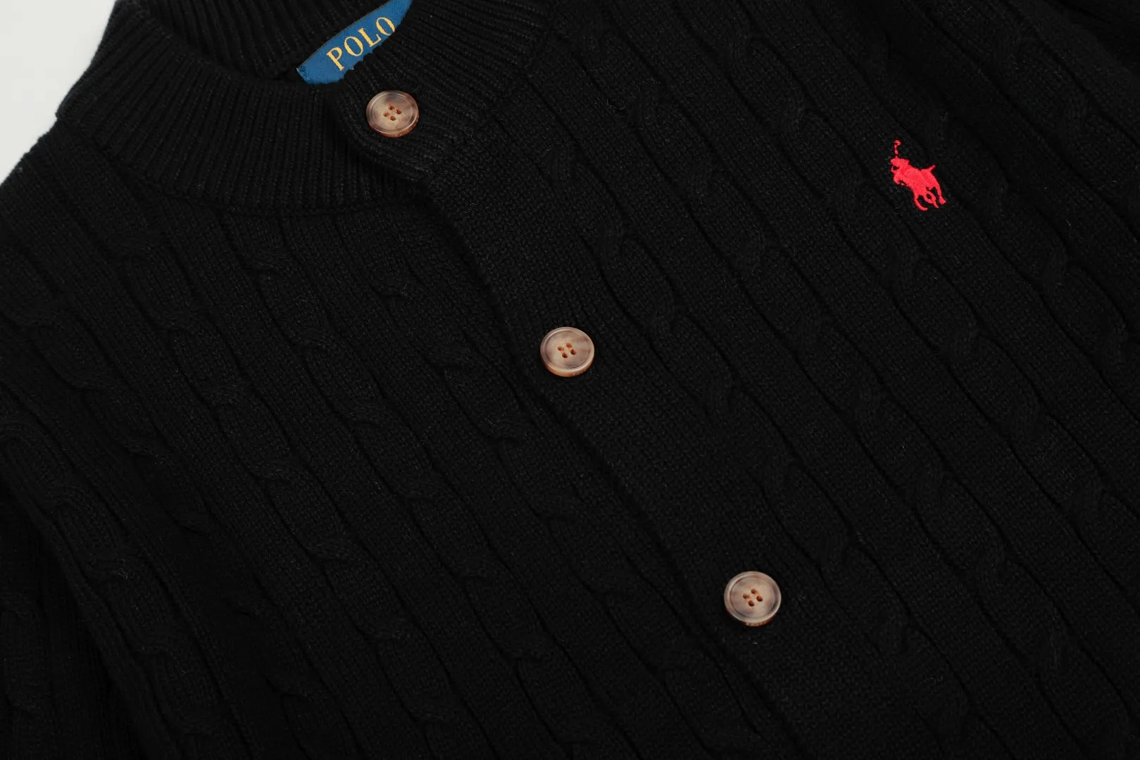 P250 Top quality" Style number: DS806# (not off the shelves all year round) [Ralph Lauren solid color pony embroidery logo male god style twist knitted cardigan] ✅Ralph Lauren Ralph Lauren classic basic versatile male god style round neck twist knitted cardigan jacket ✅Main supplier platform live broadcast Wholesale entities Replenish when out of stock Not off the shelf ✅ZP quality 1:1 version Scan the code to enter the GF website Counter quality ✅Detailed quality is the only one in Guangzhou. Imported quality veil, focusing on high-end, cost-effective, good quality needless to say. ✅The version restores the original order. The maximum size can be worn up to 200 pounds. Loose, comfortable and stress-free. ✅The upper body is simple and easy to match. A must-have for men. Good-looking clothes are never picky. A must-have for men's wardrobe. Size: S-XL. Color: Black, White, Gray, Khaki, Navy Blue, Gentleman's Lake Blue.